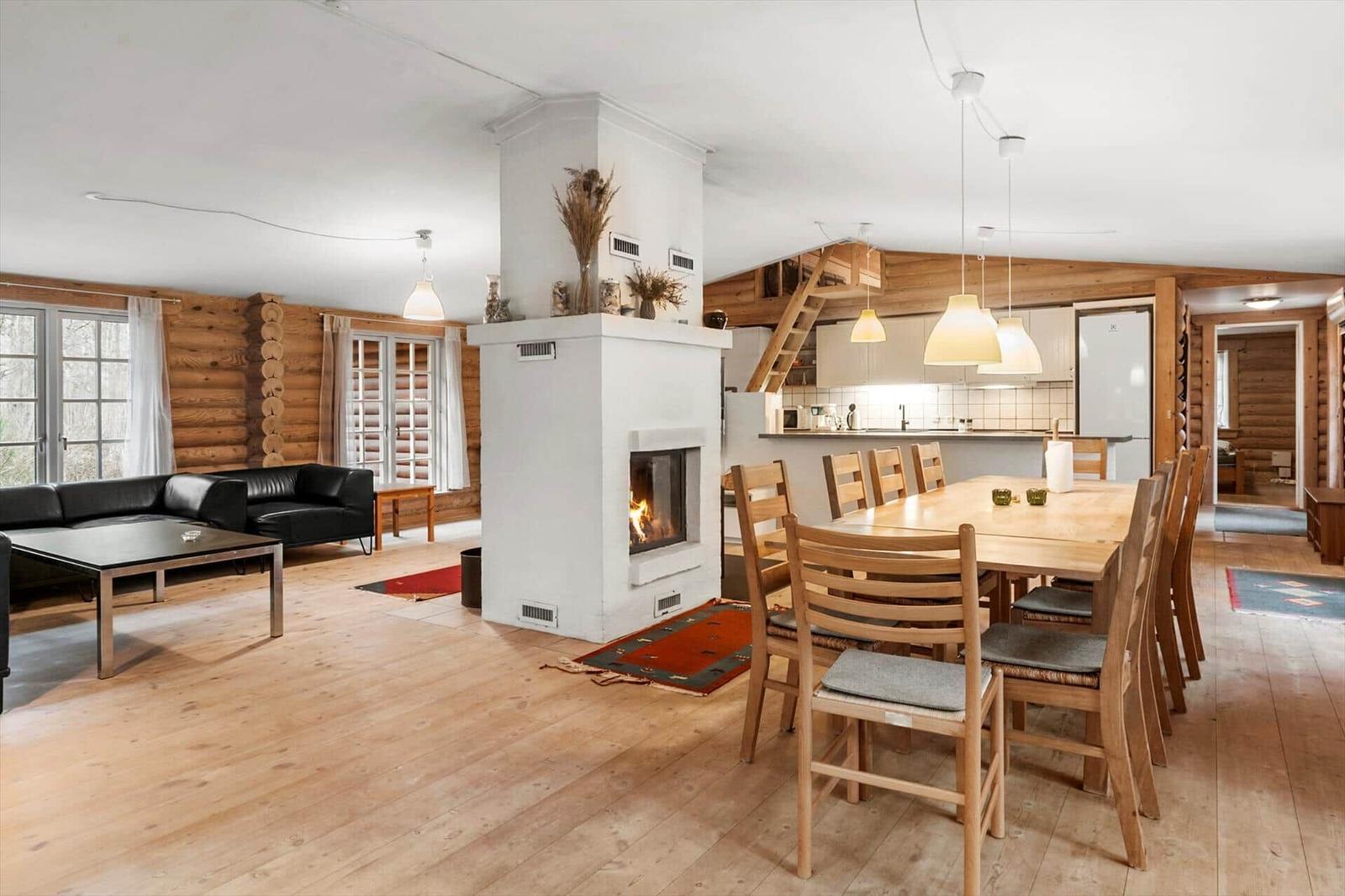 Wohn- und Essbereich mit Kamin und Holzboden