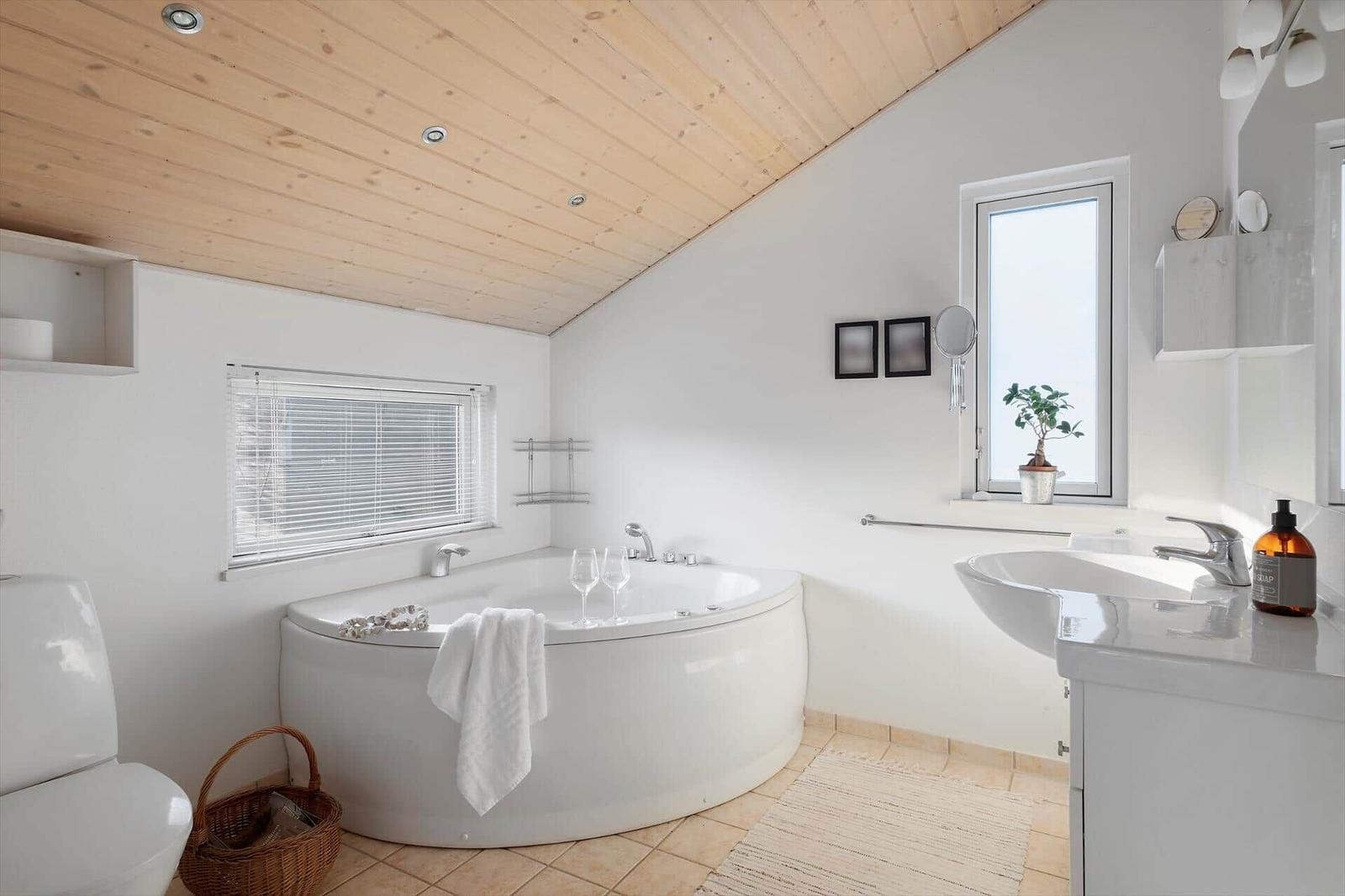 Bath with bathtub, sink and window