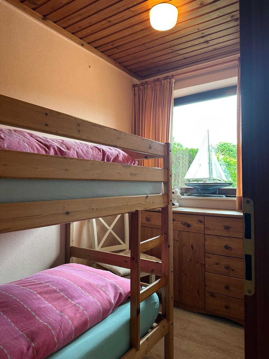 Kinderzimmer mit Etagenbett (je 90x200cm)