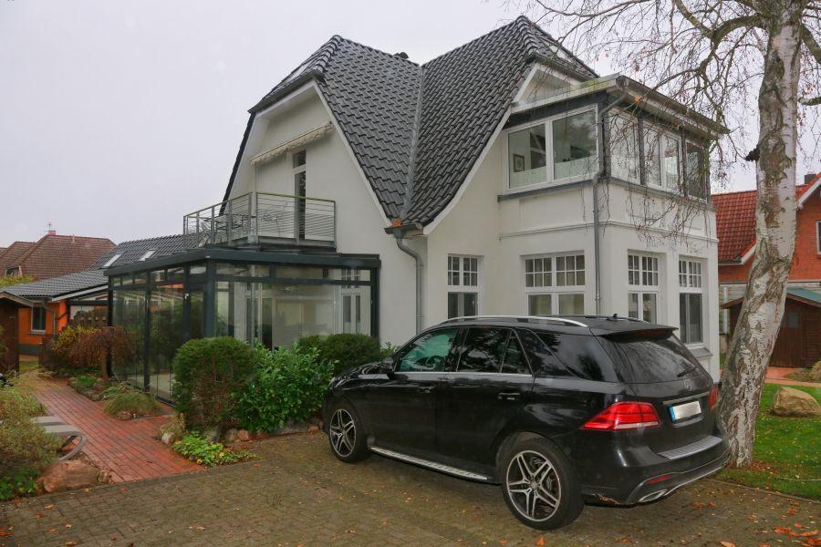 Villa Virmond mit Parkplätzen am Grundstück