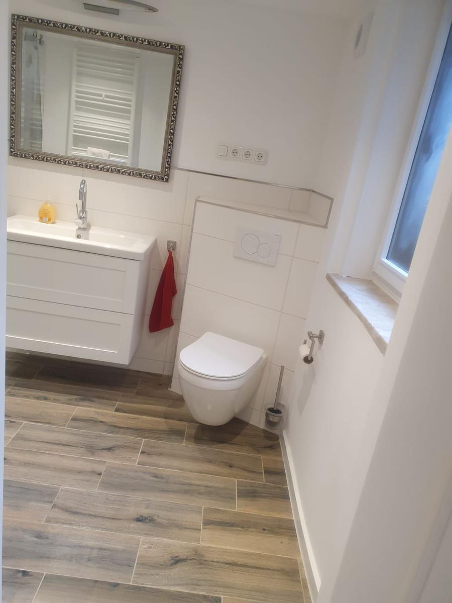 Bad unten mit Walk-In Dusche