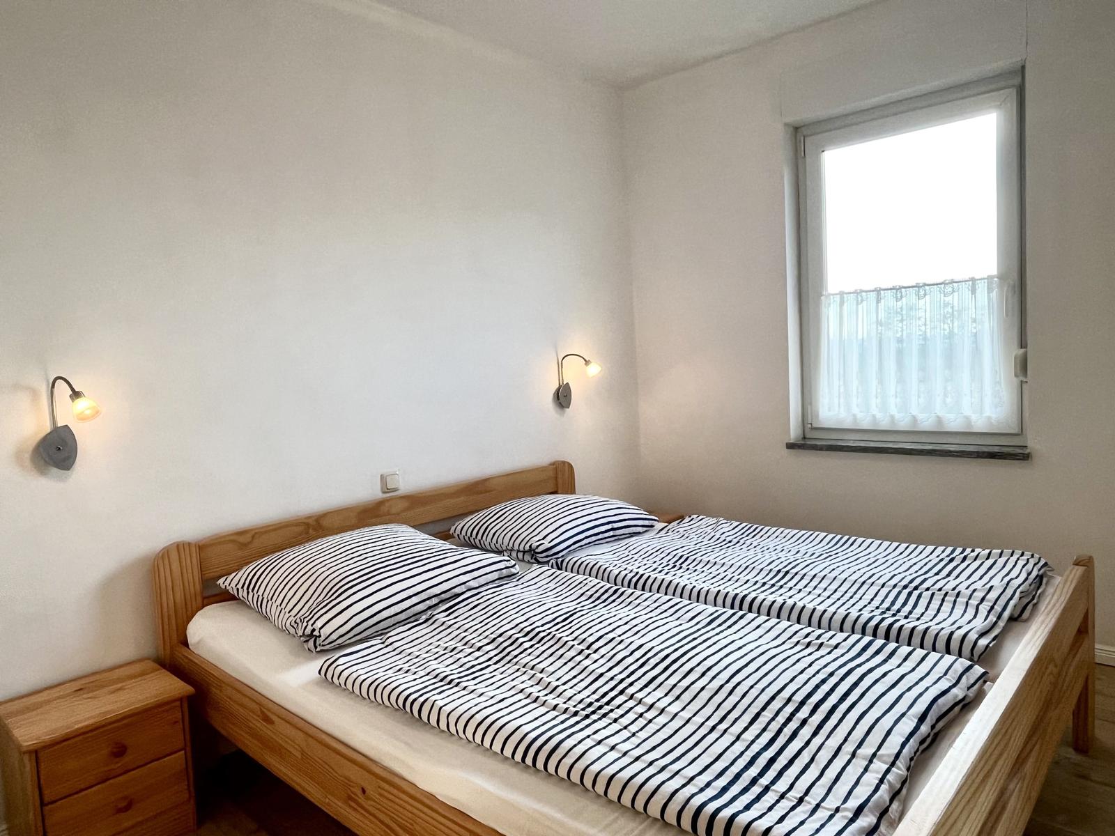 Schlafzimmer mit Ehebett