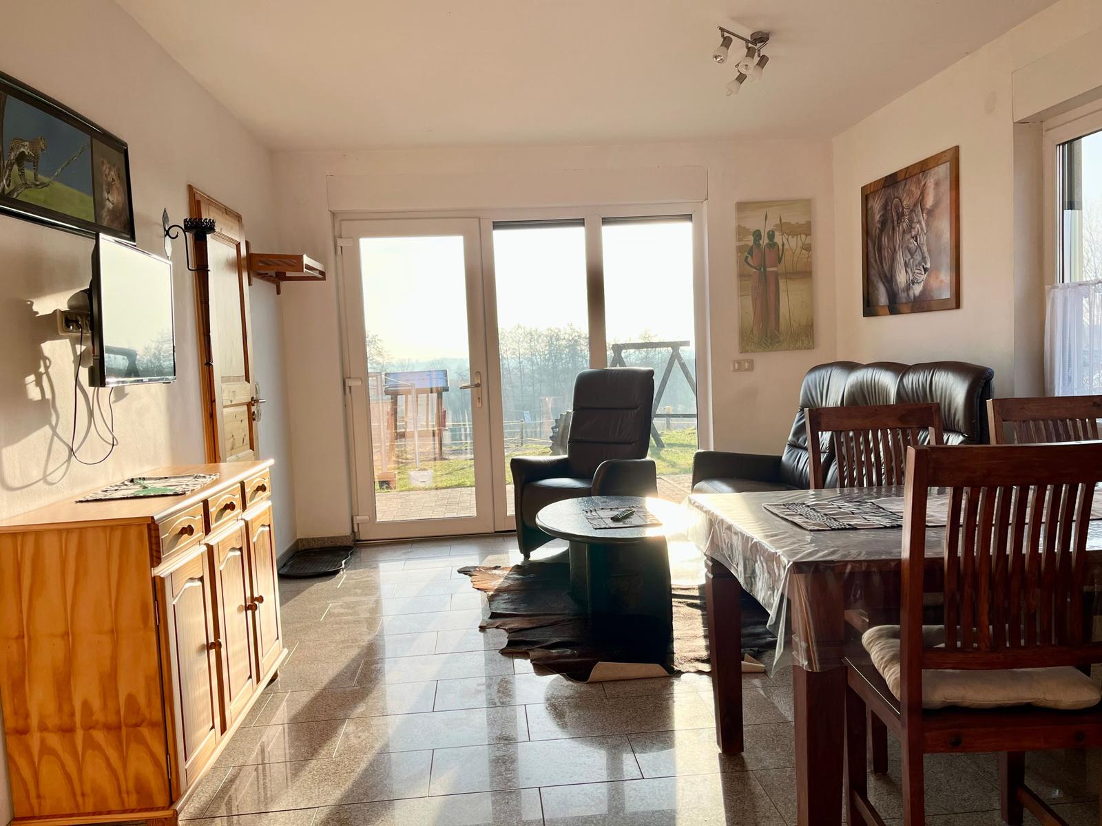 Wohnzimmer mit Essbereich Blick auf Eingang und Terrasse