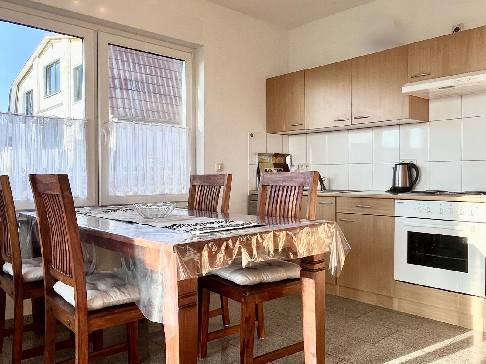 Essbereich und Küche mit Geschirrspüler