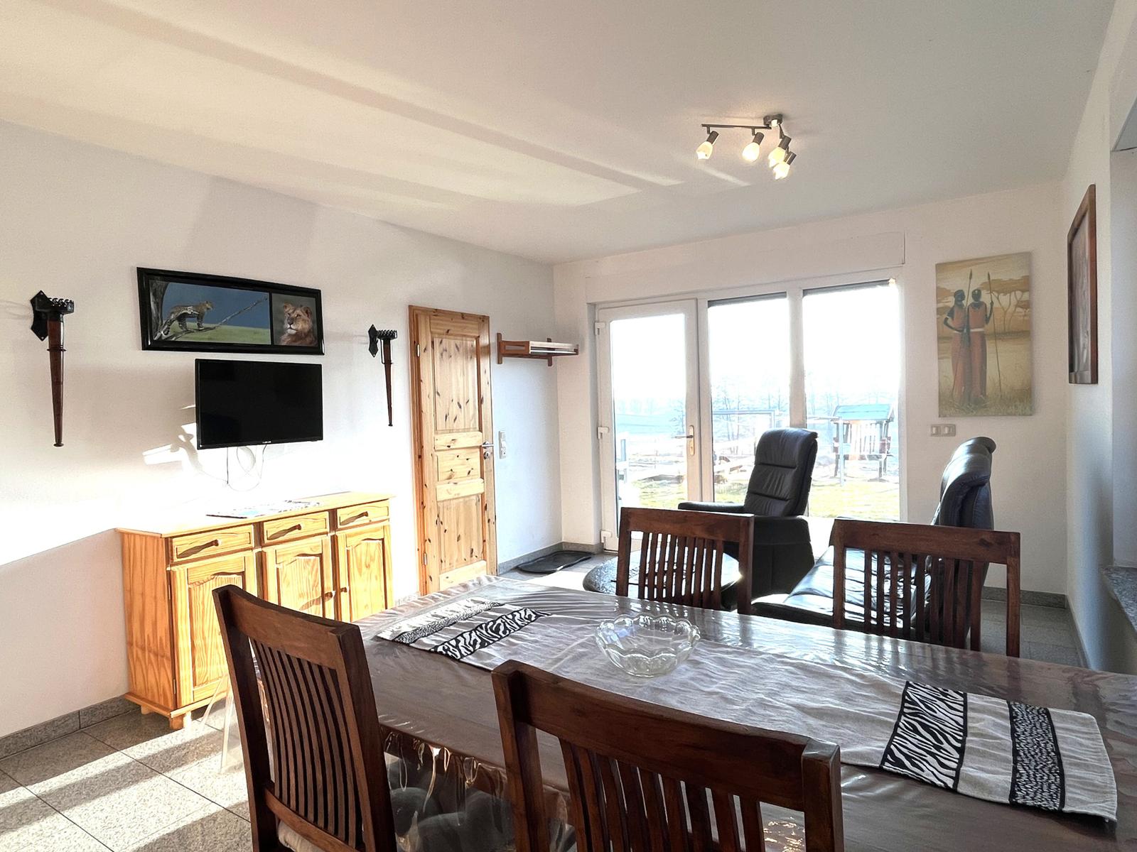 Esstisch und Smart TV