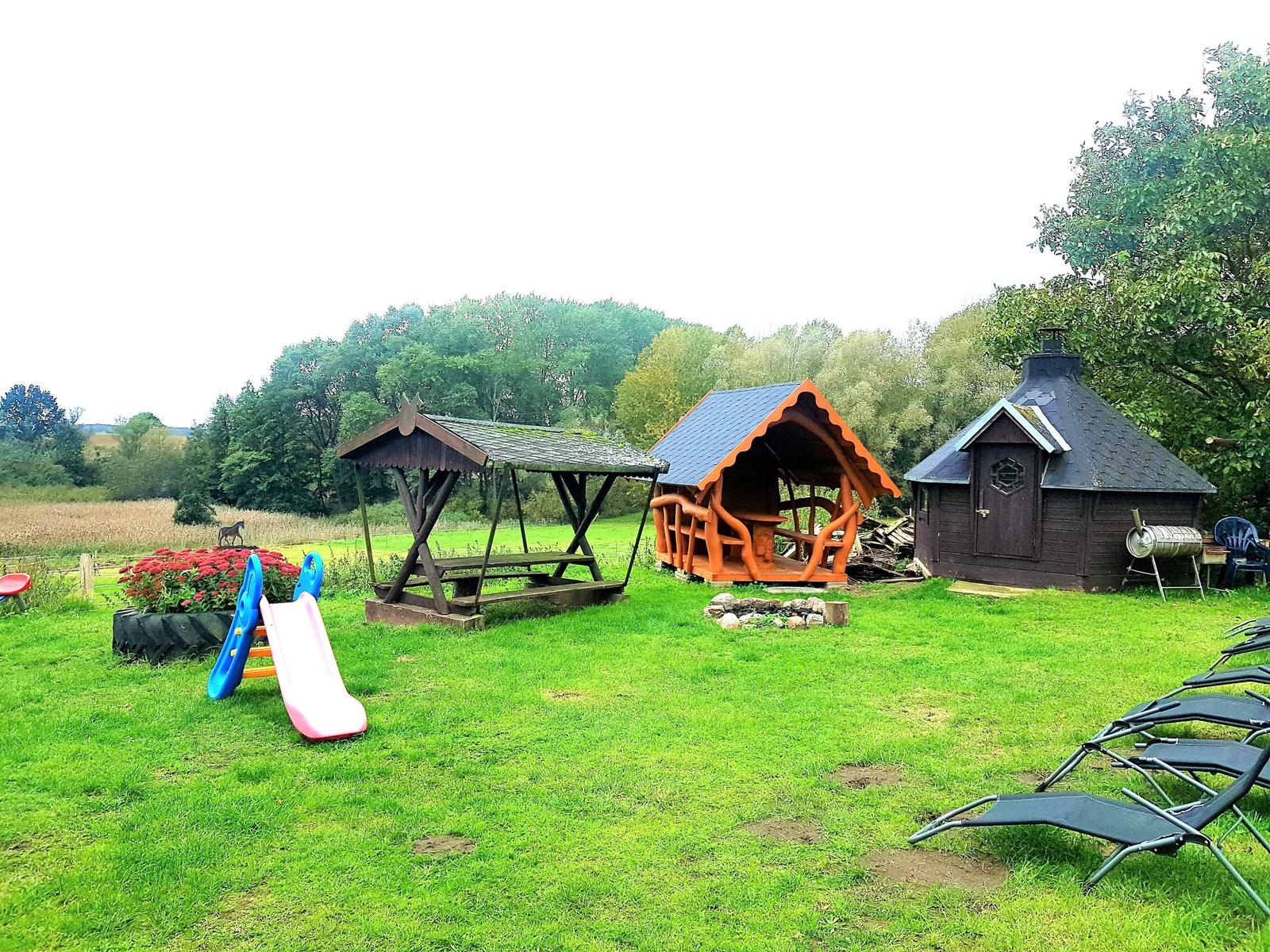 Grillplatz mit Sonnenliegen