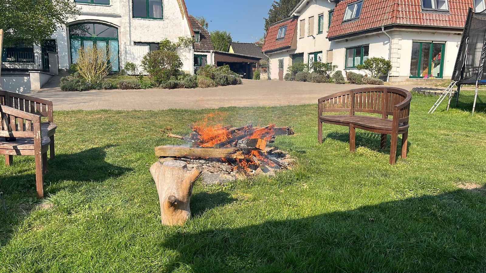 Blick zum Hof vom Lagerfeuer