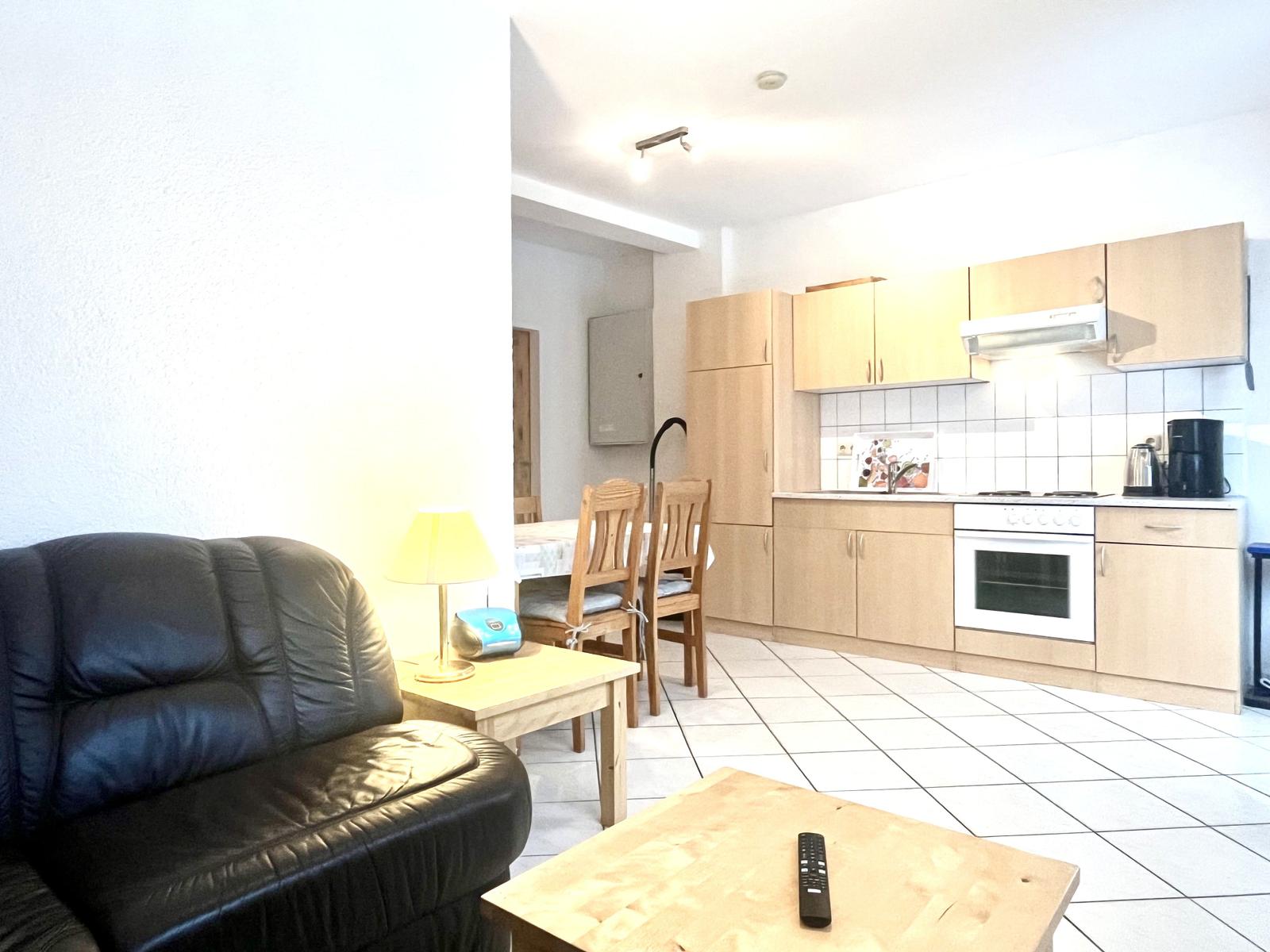 Wohnzimmer mit Blick zur Küche und Essbereich