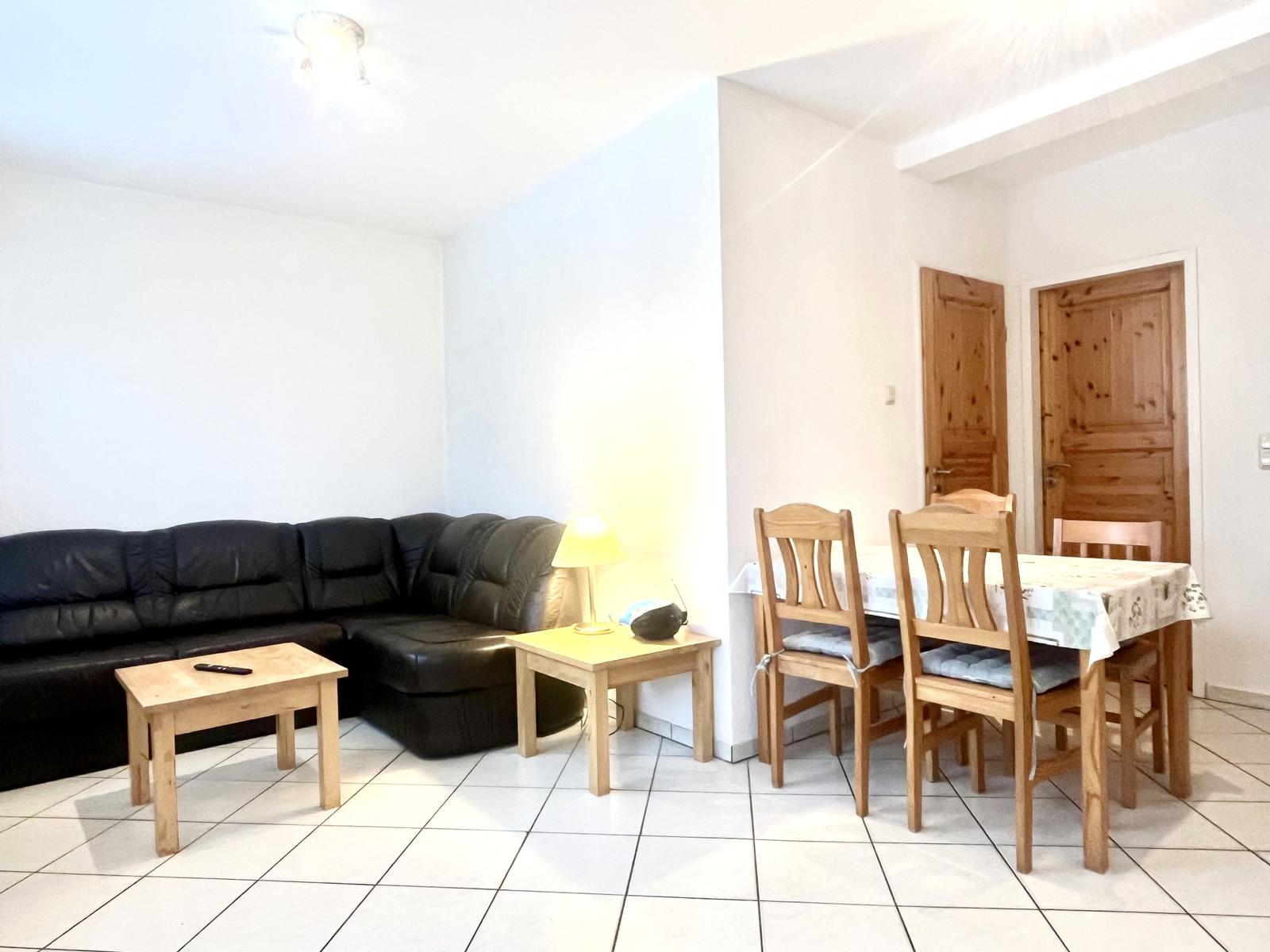 Ledercouch und Esstisch