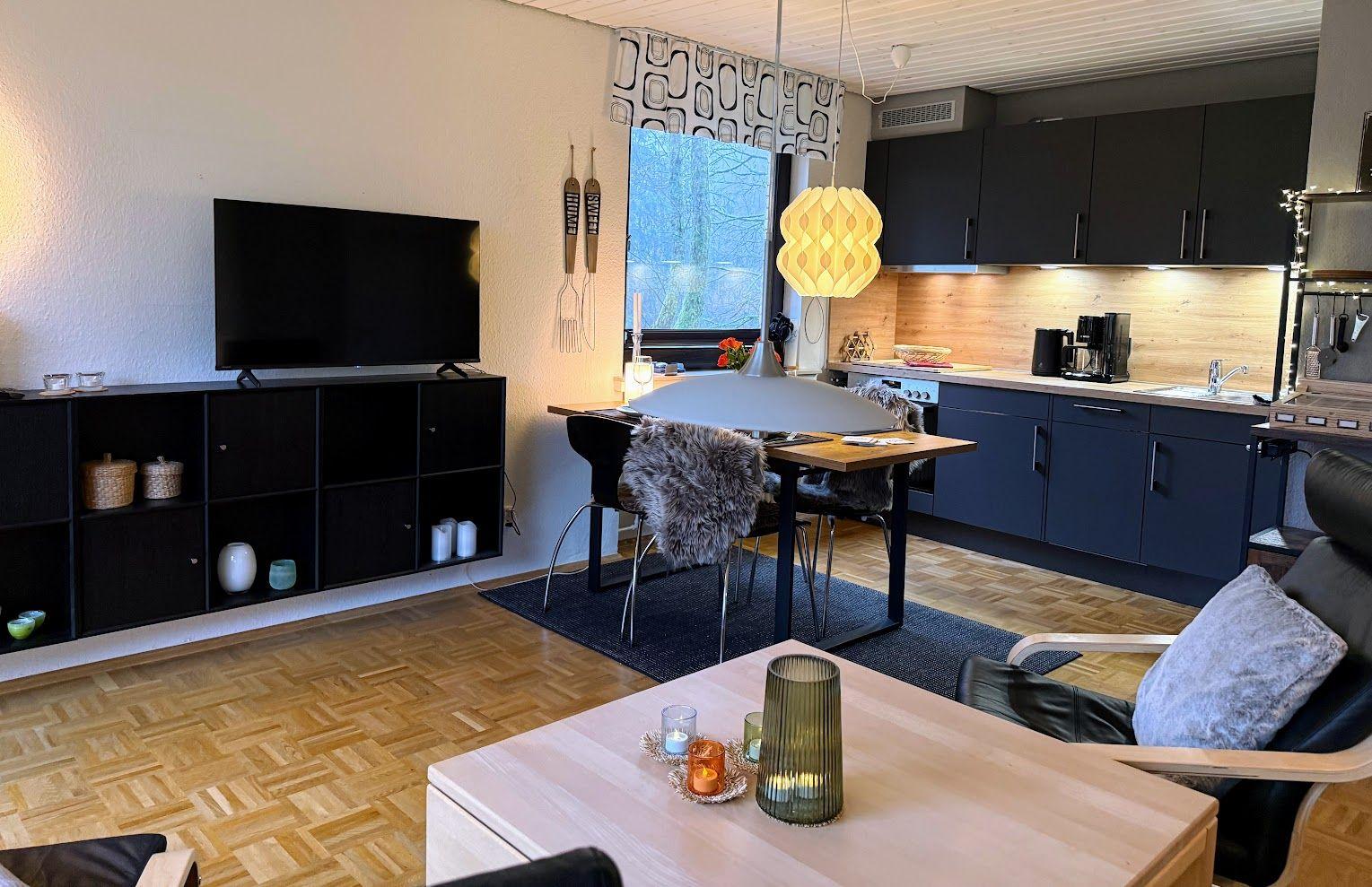 Blick vom Wohnbereich in den Essbereich