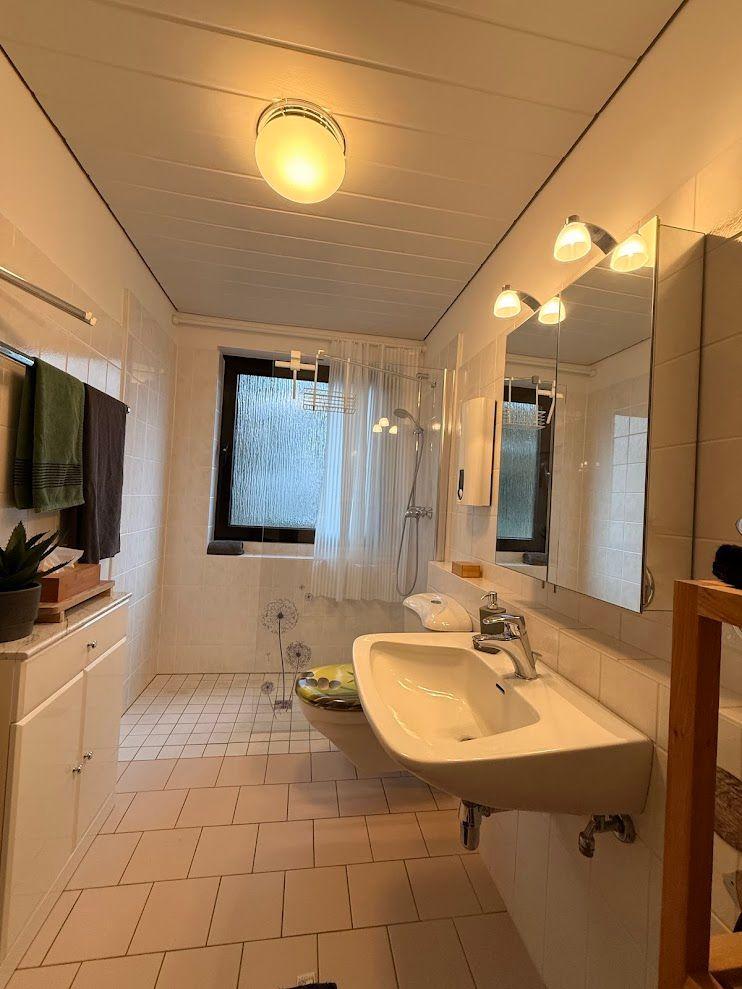 Bad 1 mit ebenerdiger Dusche