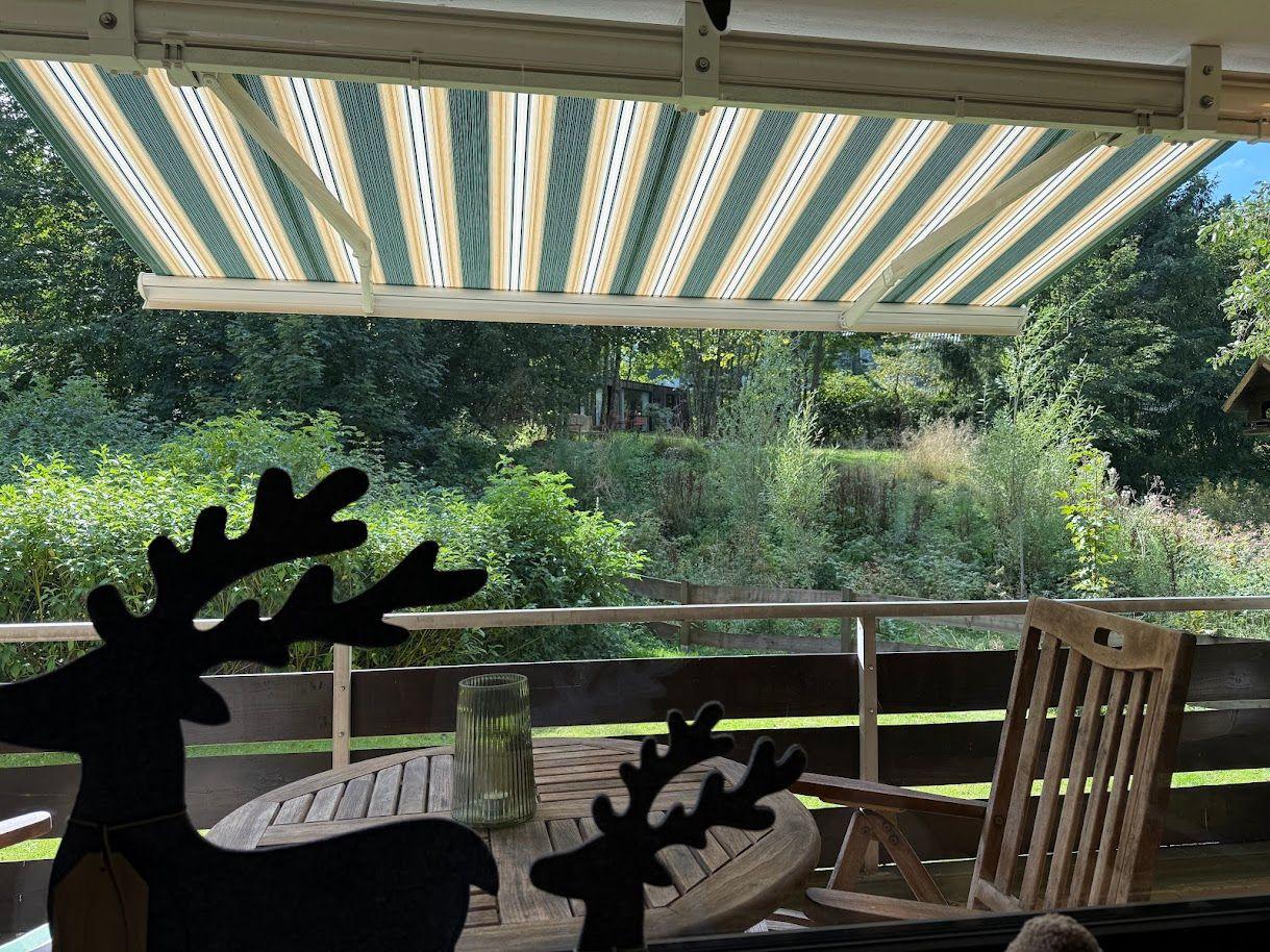 großer Balkon mit elektrischer Markise, ein 2. überdachter Balkon ist vorhanden.