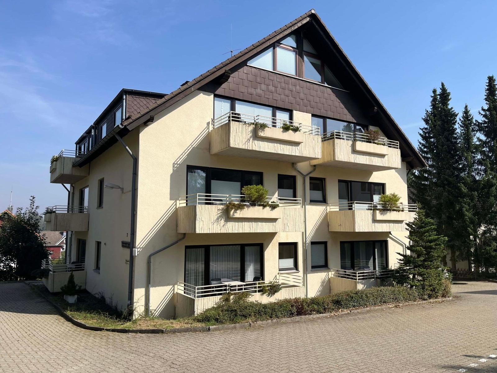 Mehrfamilienhaus mit Balkonen und Dachfenstern