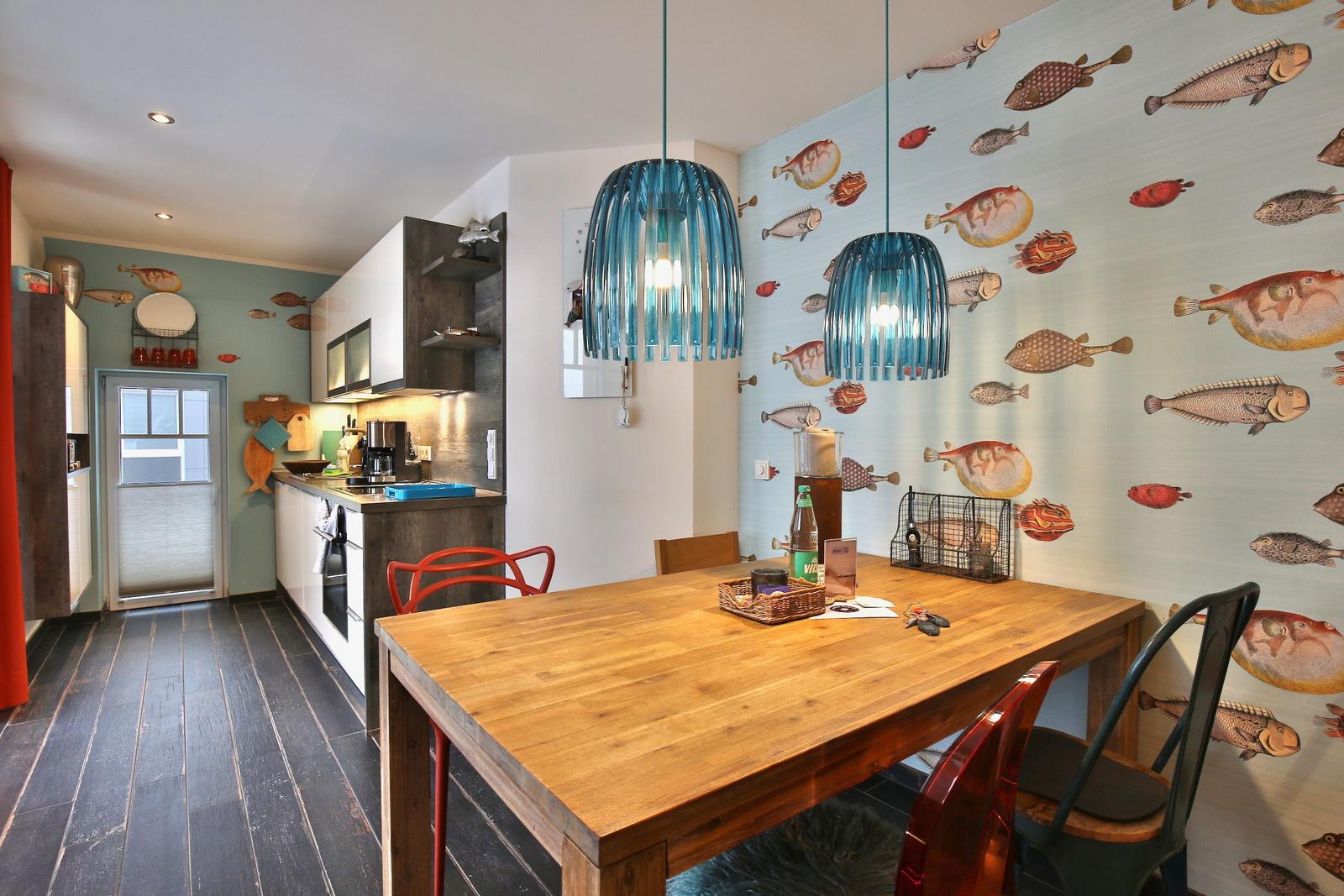 Essbereich mit Holztisch und Fisch壁纸. Küche mit Arbeitsplatte und Küchenzeile.