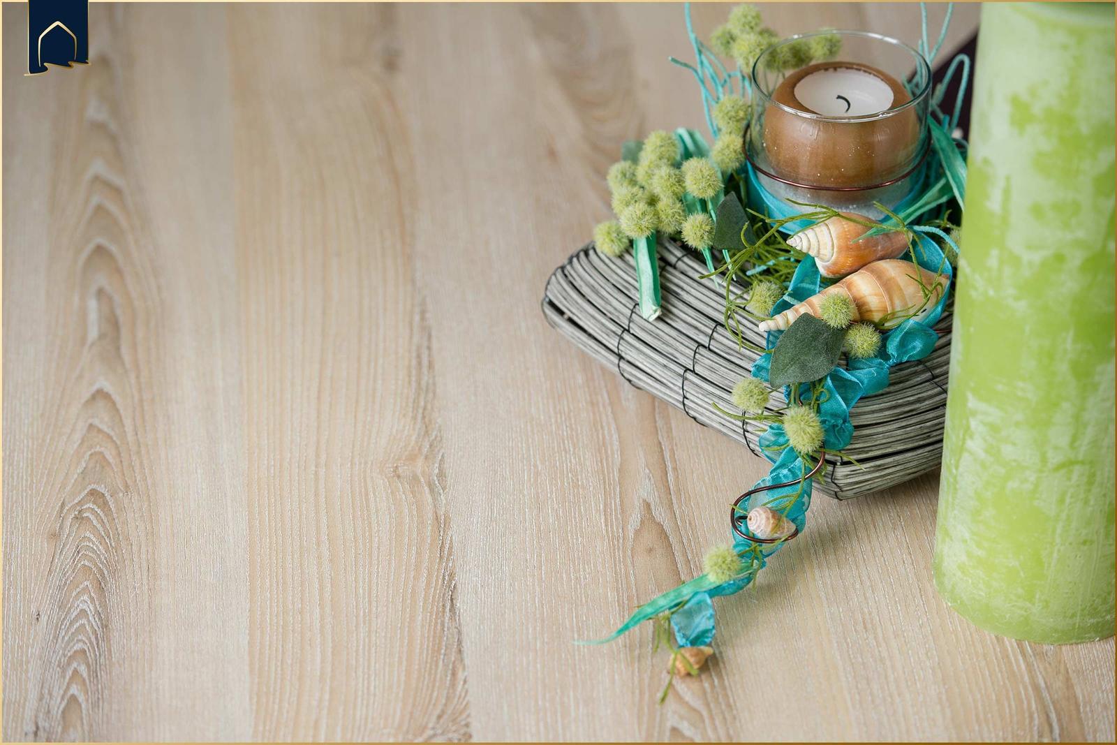 Holztisch mit Kerzen, Schalentier und grüner Dekoration.