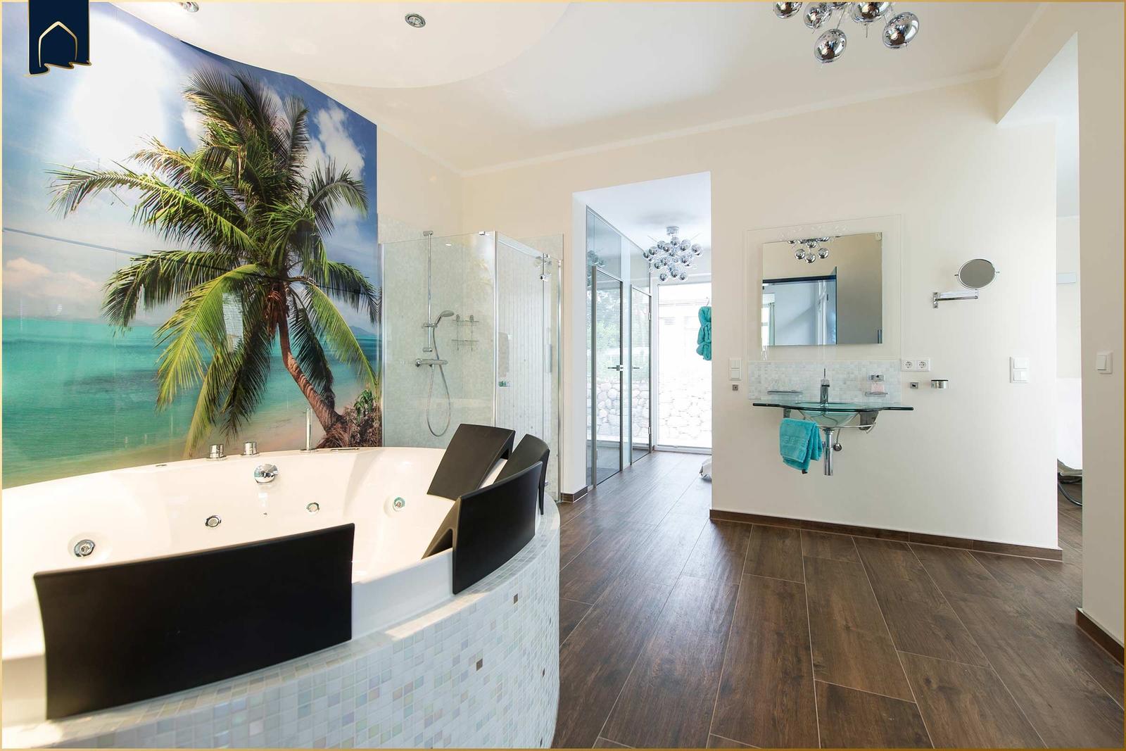 Bad mit Whirlpool, Dusche und Waschbecken mit Spiegel