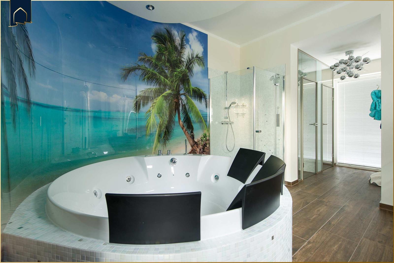 Bad mit Whirlpool und tropischer Wandtapete