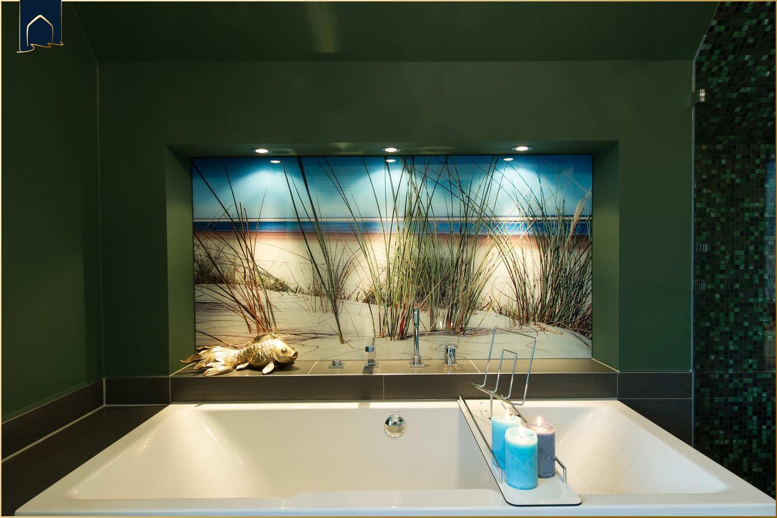 Bad mit Badewanne, Wandbild Strand und Kerzen.