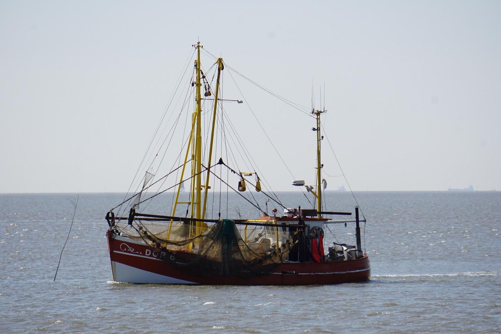 Fischerboot mit Netzen auf dem Wasser