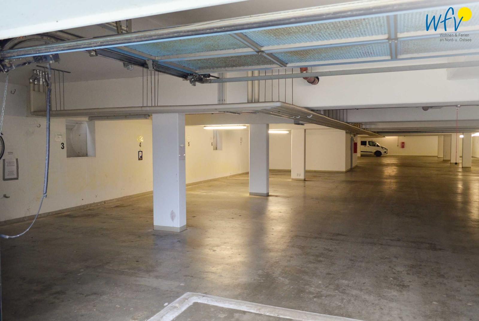 Untertageparkhaus mit Parkplätzen und Säulen