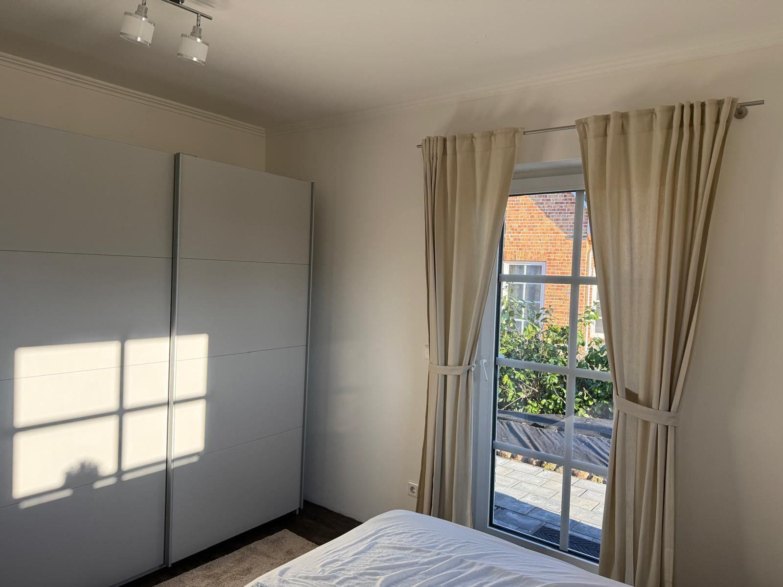 Doppelbett mit 2 x 0,9m x 2m getrennten Matrazen und Lattenrost...