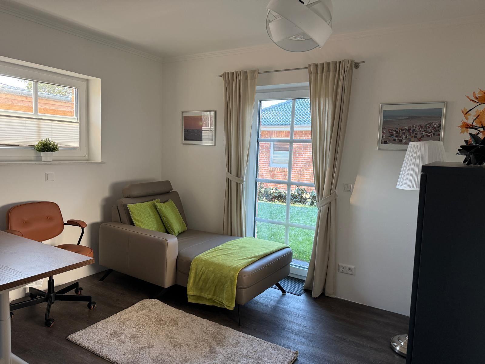 Gemütliches Zimmer mit Bett mit 1 x 0,9m x 2,00 m und Schreibtisch. Büro oder Kinderzimmer oder relaxen ohne Störung...