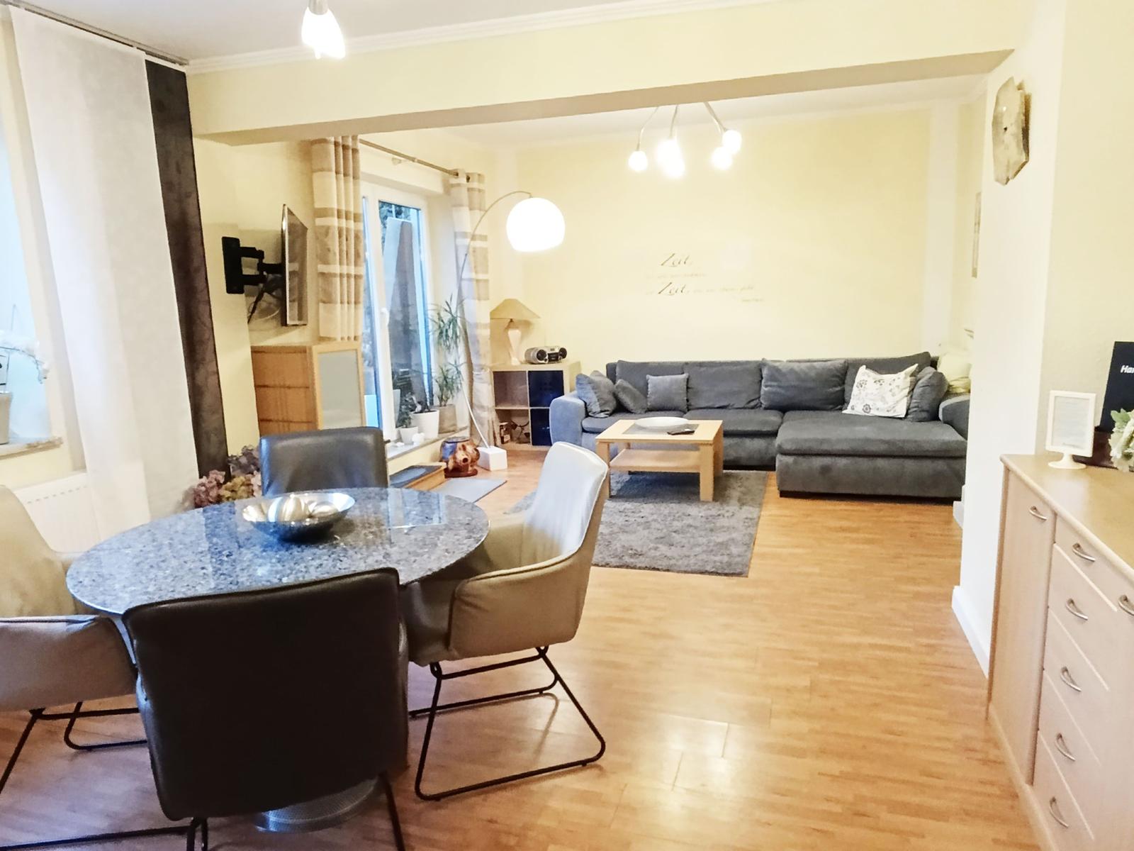 Wohnzimmer mit gemütlicher Sitzgruppe