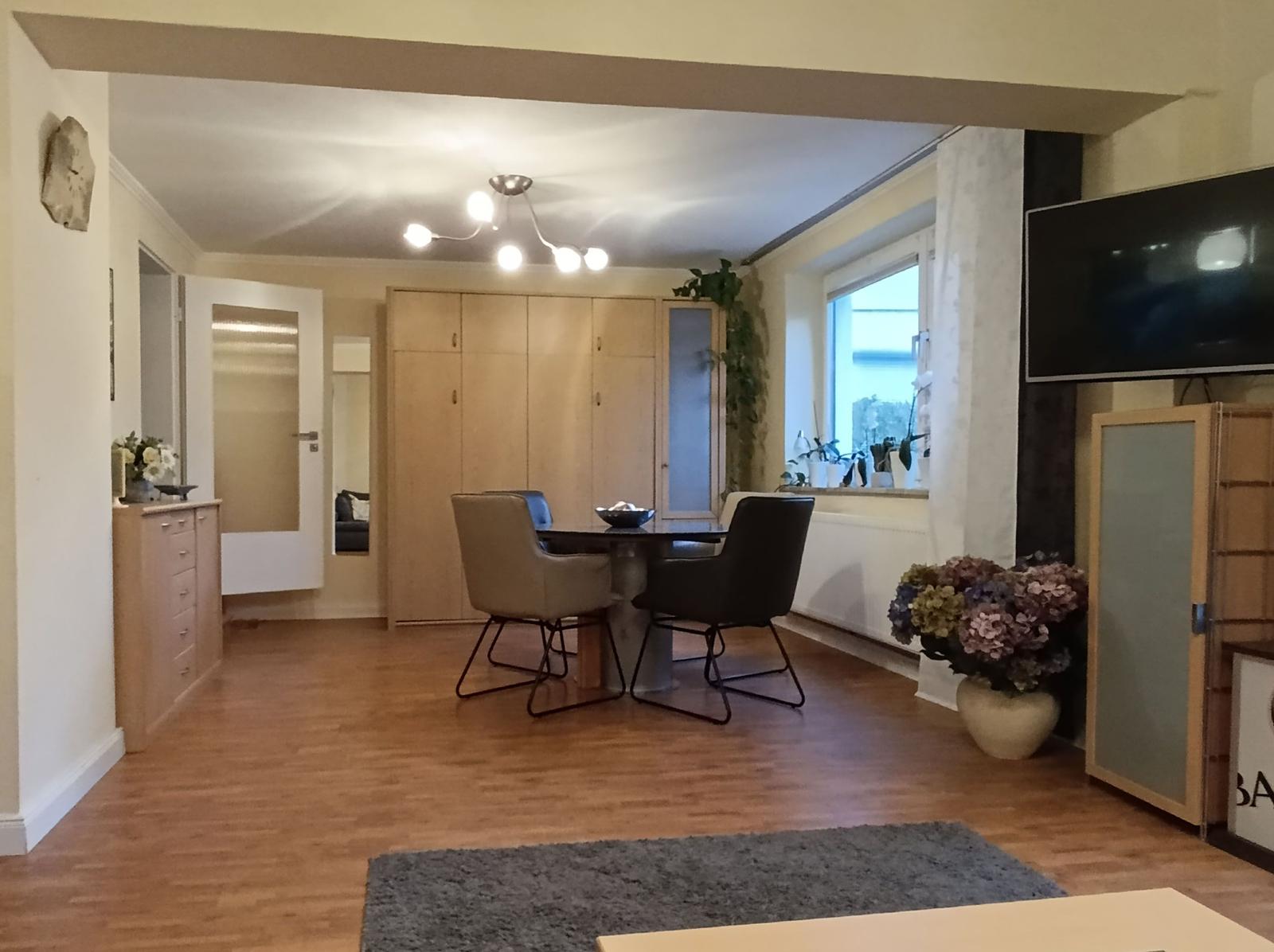 Schrankbett im Wohnzimmer - geschlossen