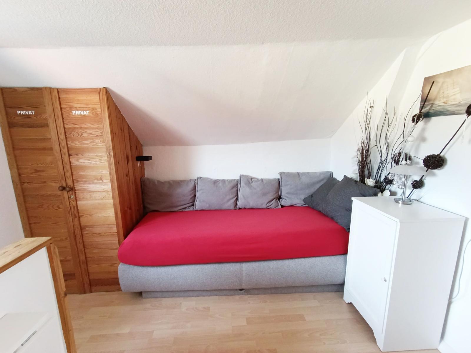 Bett auch als Sofa zu verwenden im Vorraum im OG