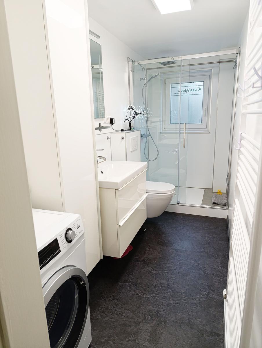 neues großzügiges Duschbad