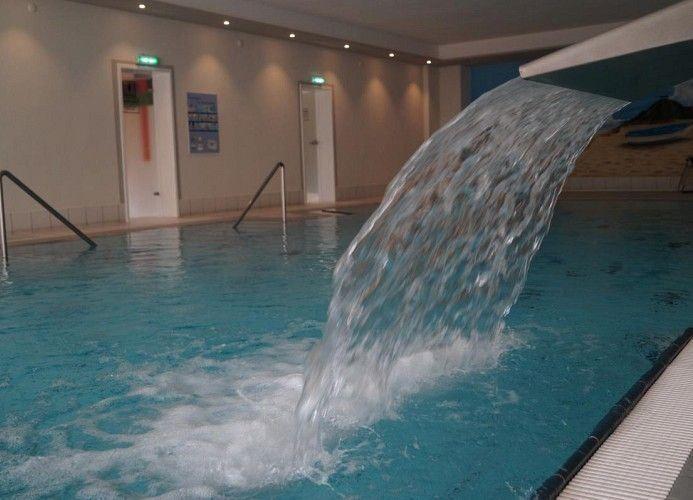 Innenpool mit Wasserfall und Rutschbahn