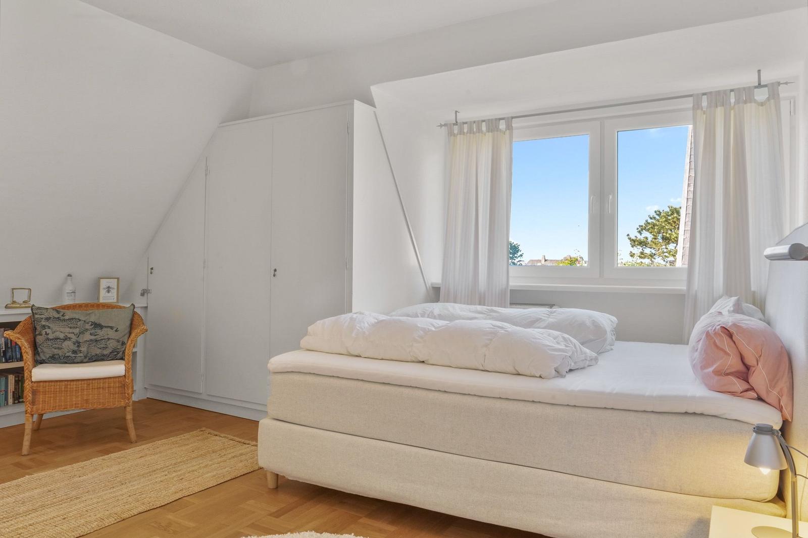 Das bisherige Schlafzimmer vor Renovierung und Tausch der Möbel