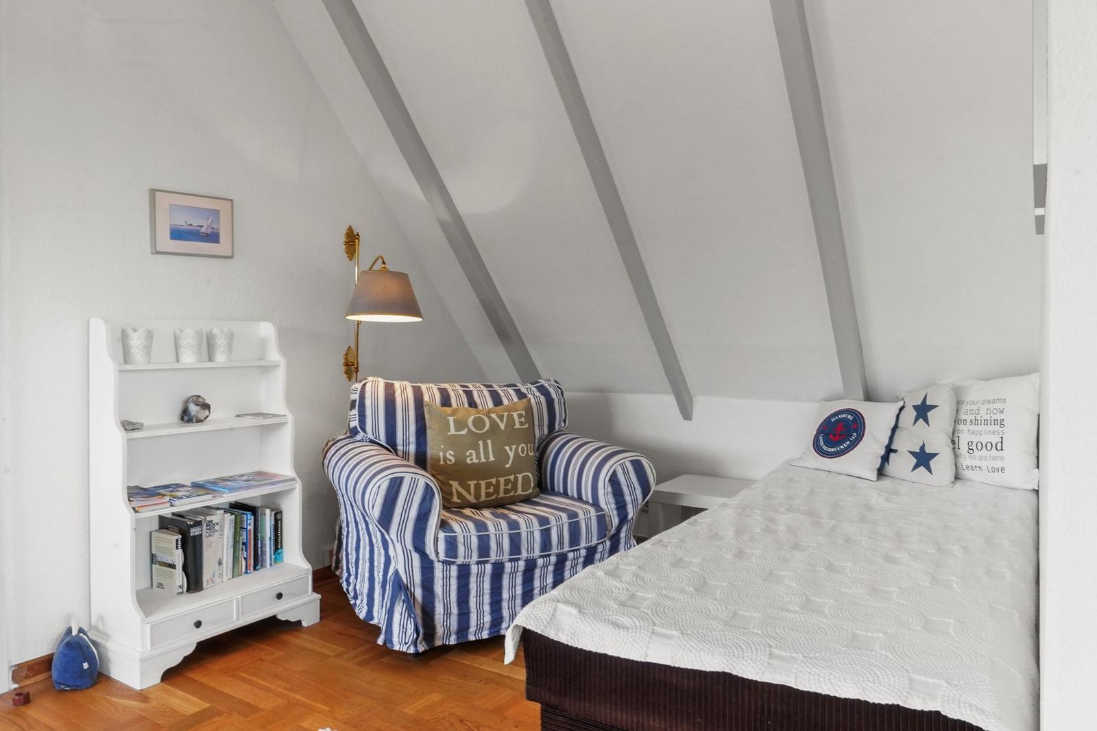 Schlafecke mit Vorhang zum Abtrennen- Möbel werden noch getauscht