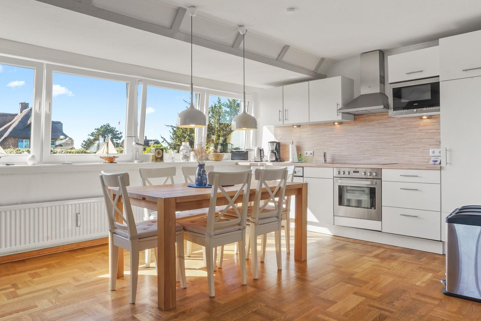 Esszimmer mit Küche