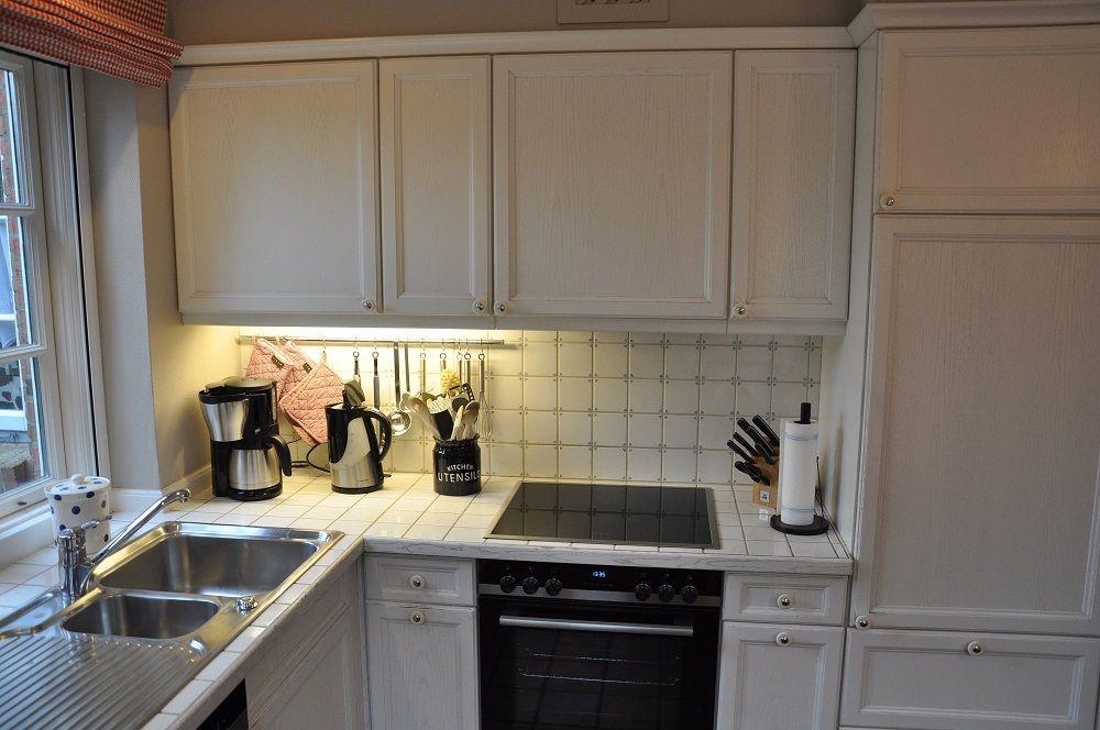 Küchenzeile mit Apotheker- und Abstellschrank