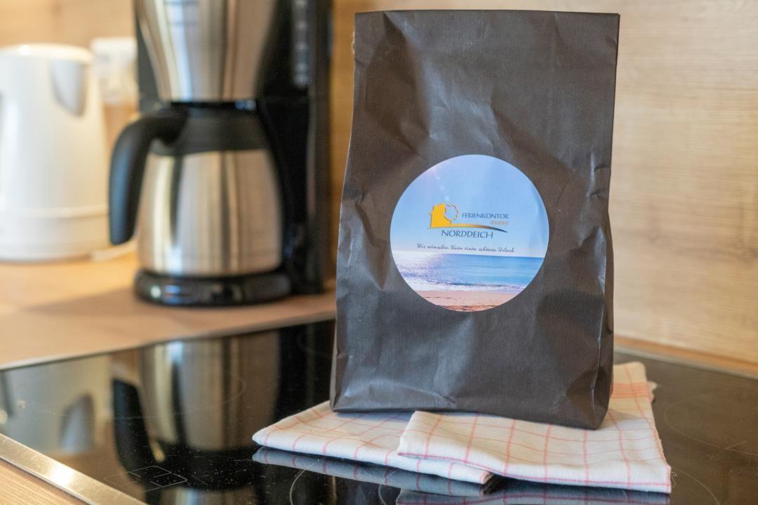 Kaffeepackung mit Norddeich-Logo auf Küchenarbeitsplatte