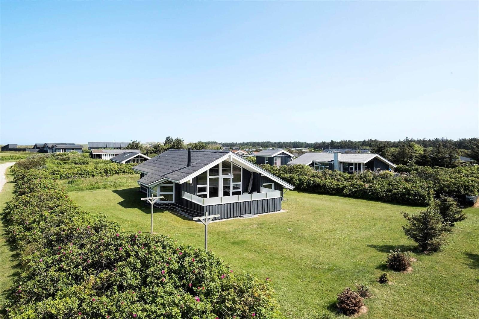 Modernes Haus mit großem Garten und Blick auf Umgebung.