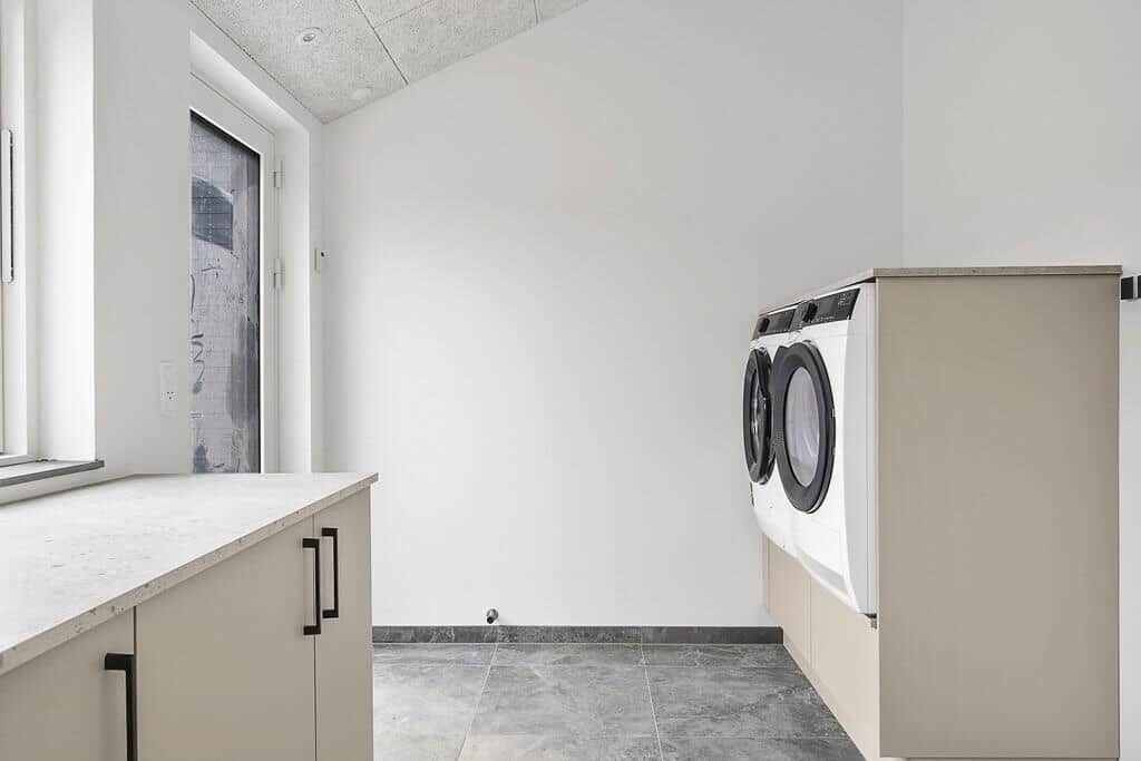 Wohnung mit Waschmaschine und Trockner, Arbeitsfläche und Fenster