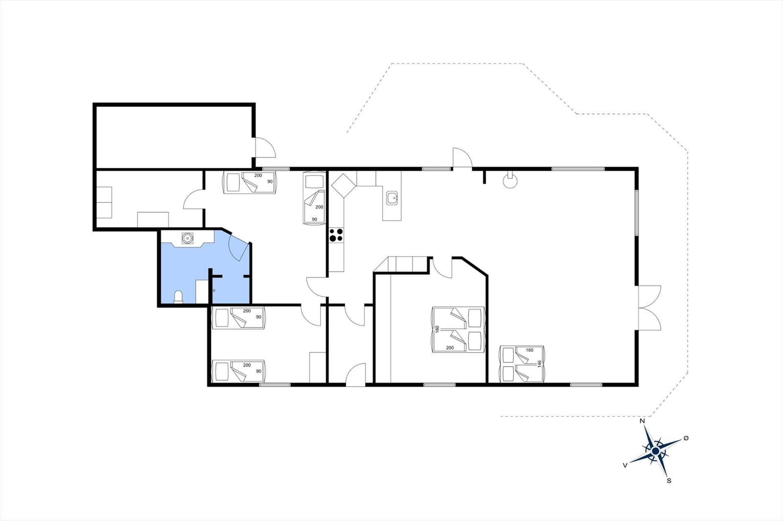 The apartment has multiple bedrooms, a kitchen, and a bathroom.