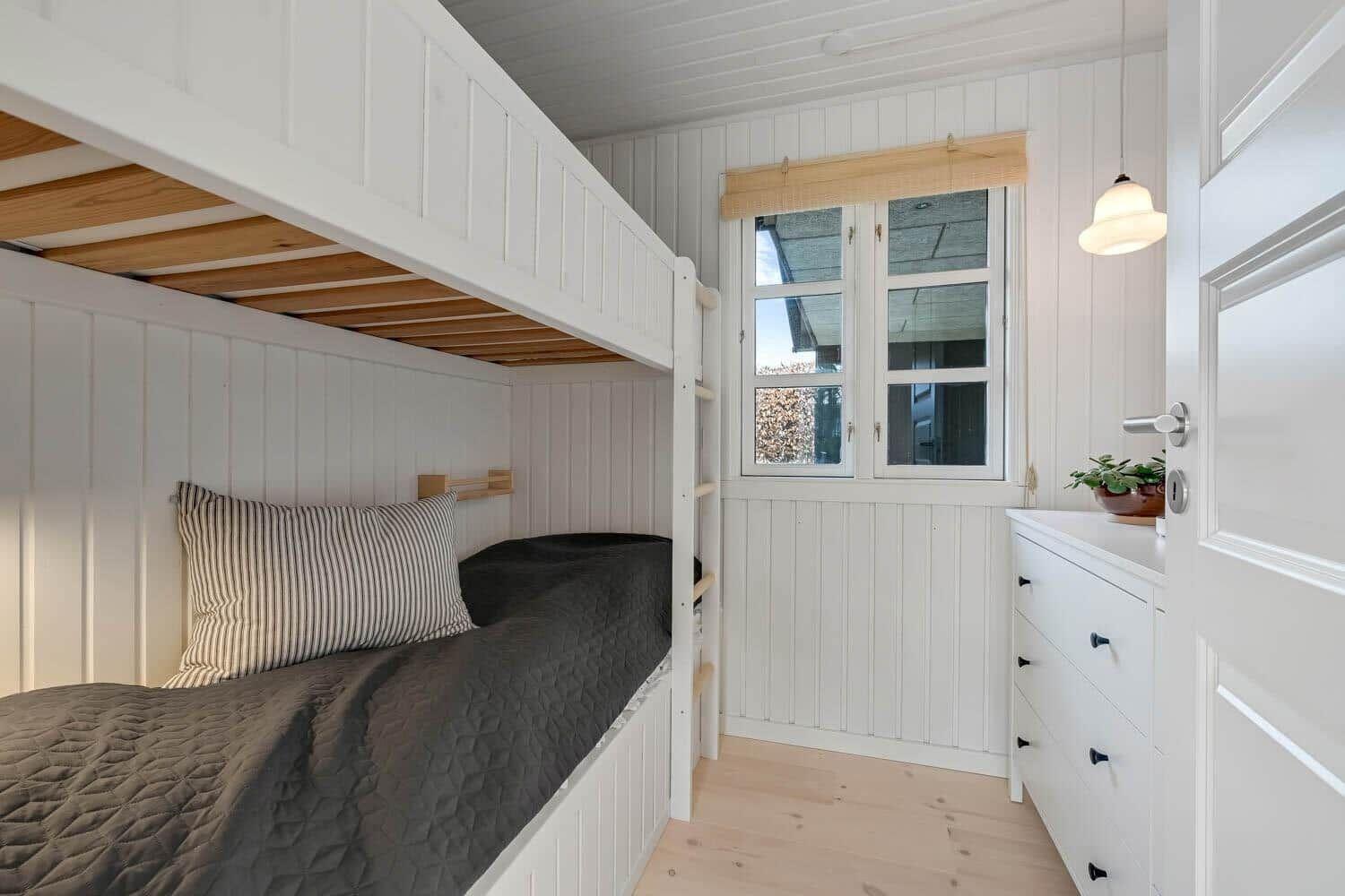 Kammer mit Doppelstockbett, Fenster und Schrank.