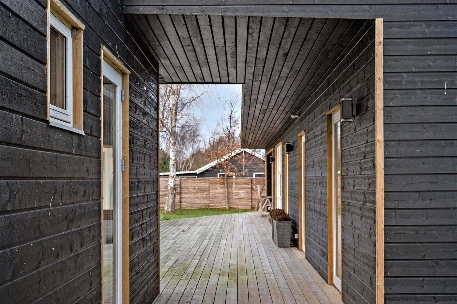 Dachterrasse mit Holzdecke und Türen zu den Unterkünften.