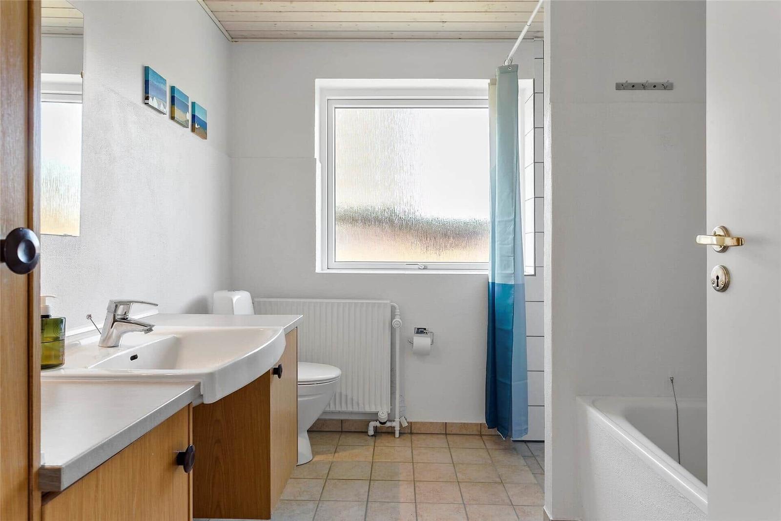 Badezimmer mit Waschbecken, Toilette, Dusche und Badewanne.