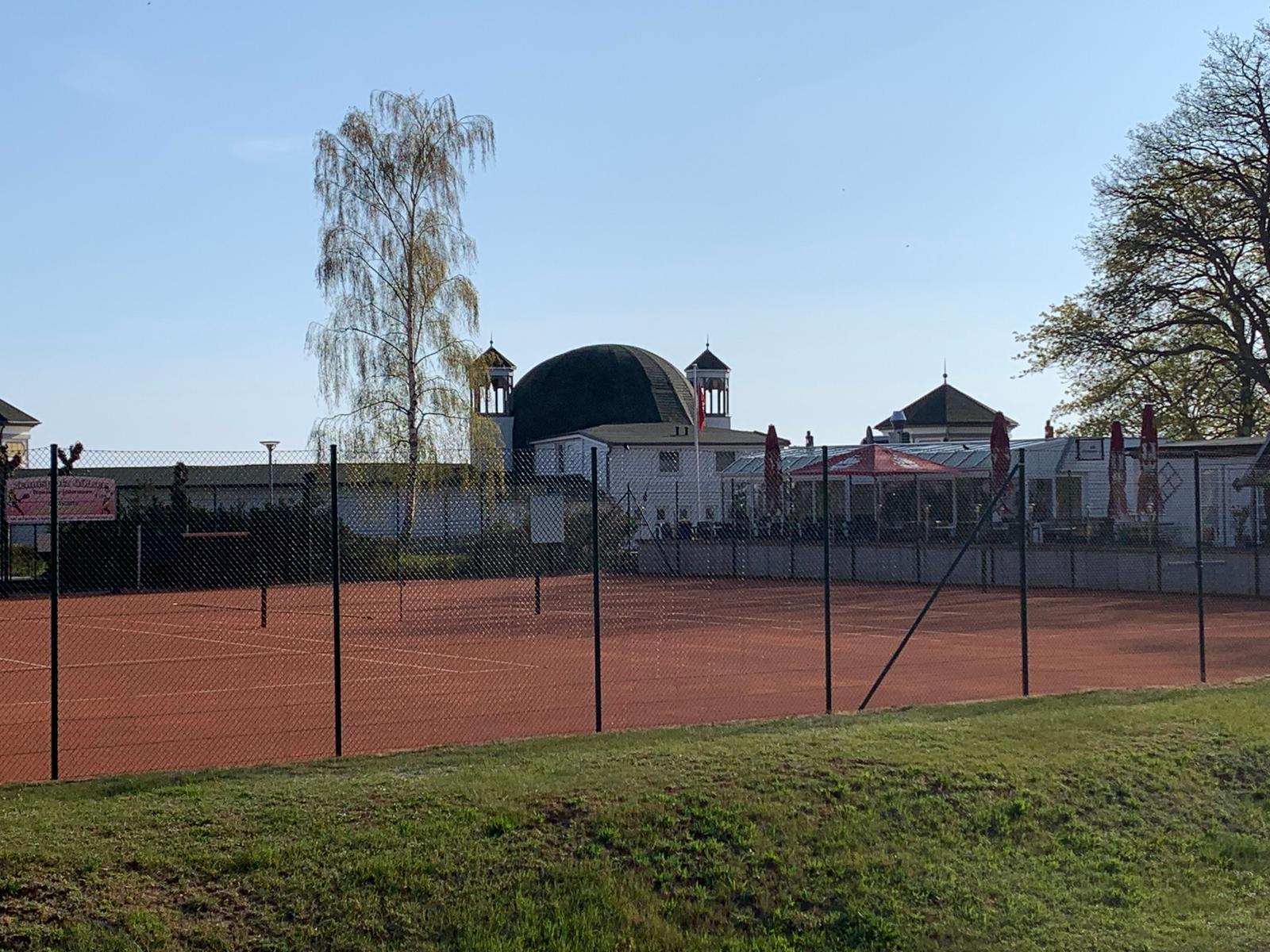 Der Tennisplatz mit Gaststätte Tennisstübchen am Nordstrand.