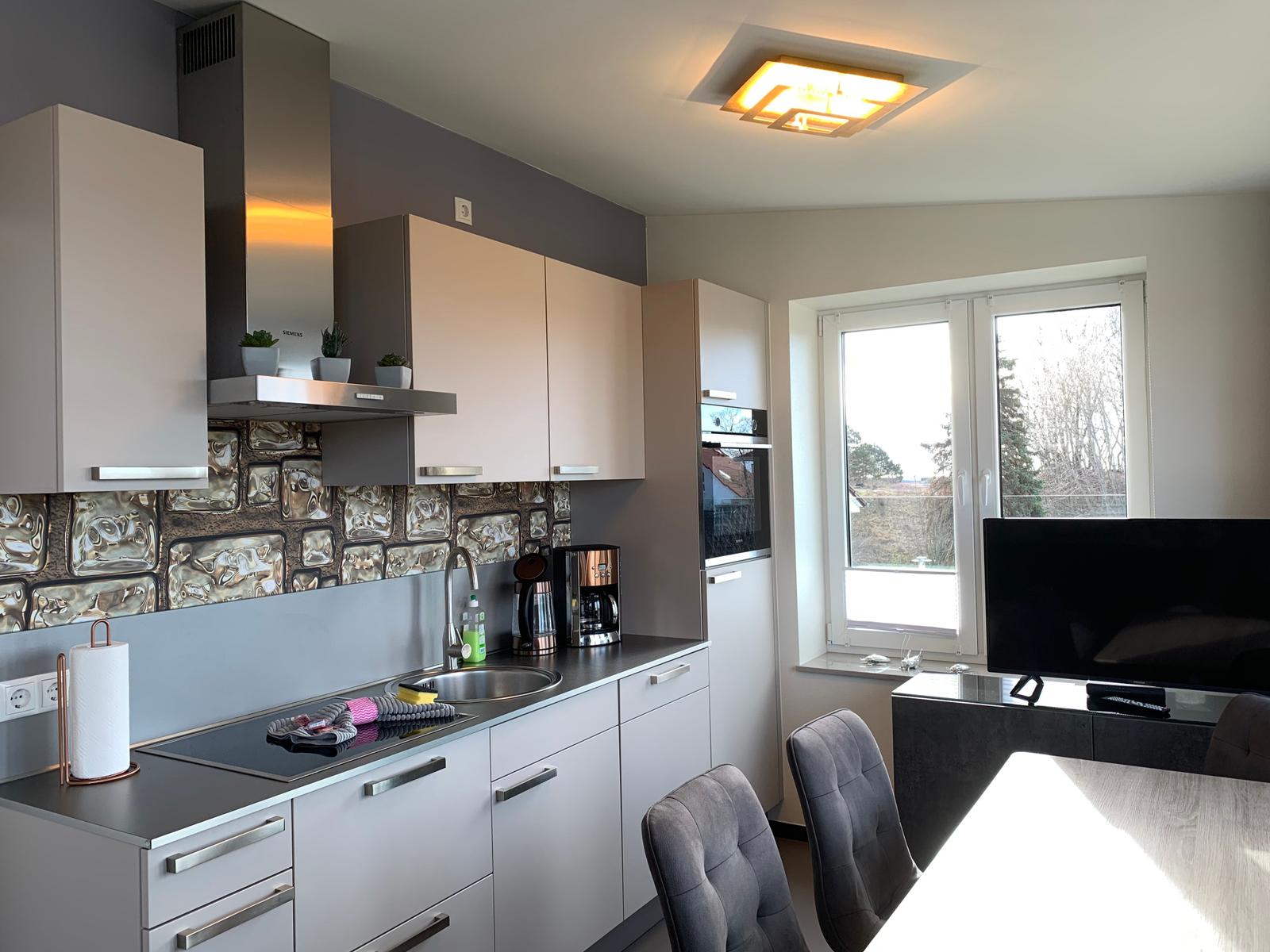 sehr gut eingerichtete Küchenzeile im Wohnzimmer