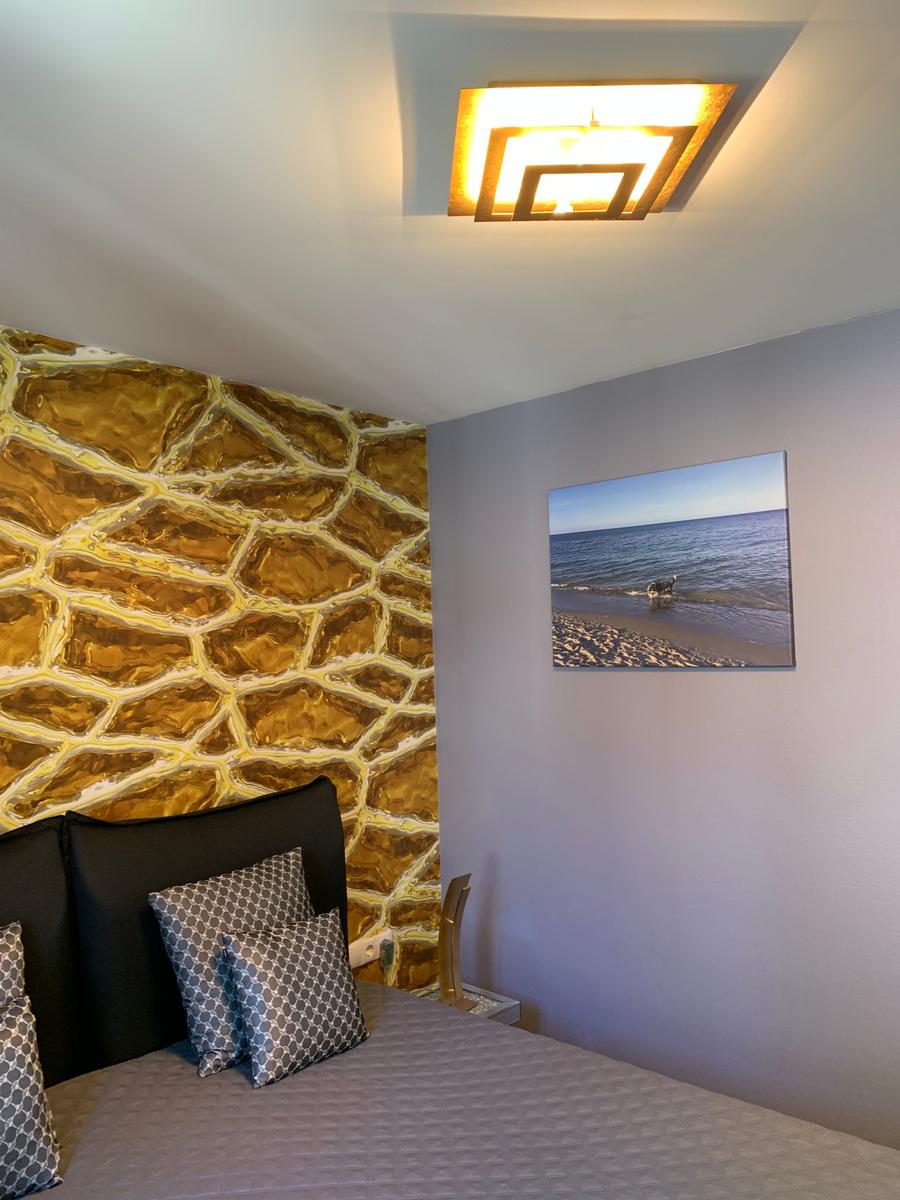 moderrnes Schlafzimmer mit Boxspringbett und Kleiderschrank und Zugang auf den Balkon