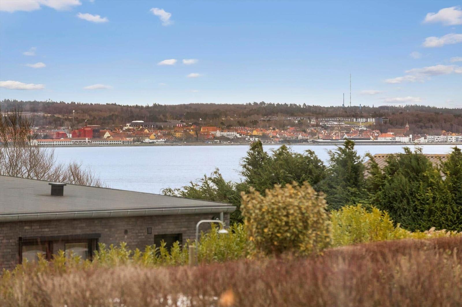 Haus mit Blick auf Wasser und Stadt im Hintergrund