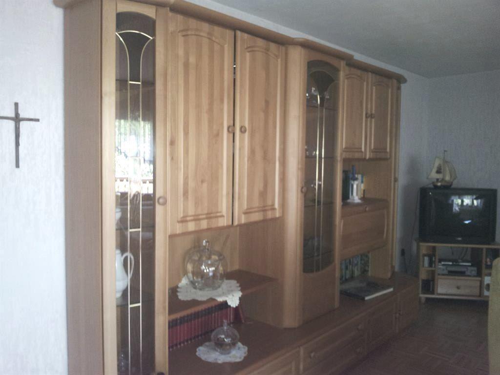 Holzschrank mit Glasfronten und Fernseher auf Ständer