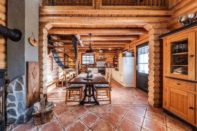 Blick in die offene Küche mit Essbereich