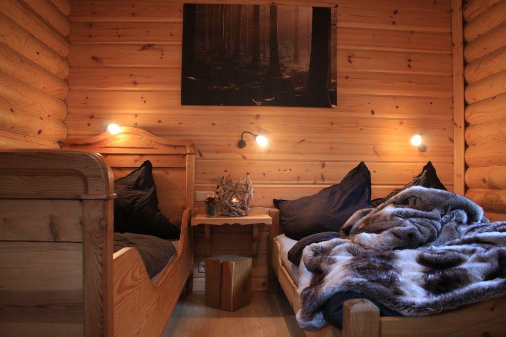 Schlafzimmer im Erdgeschoss mit einem Französischen Bett   ( 140 cm breit) und einem Einzelbett