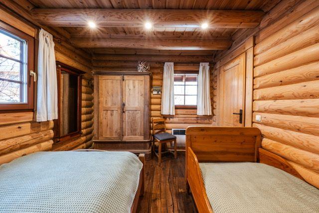 Schlafzimmer im Erdgeschoss mit Blick zum Schrank und Fenster